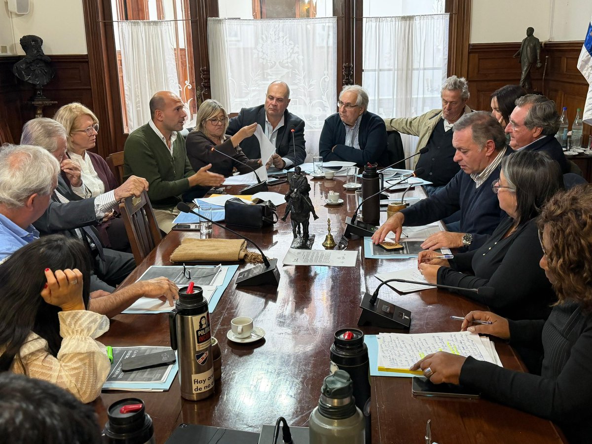 PNACIONAL's tweet photo. DIRECTORIO DEL PARTIDO NACIONAL SESIONÓ ESTE LUNES

El Directorio del Partido Nacional se reunió en Sesión Ordinaria este lunes, en la Casa del Partido.

Durante la instancia, se recibió al Dr. Rodolfo Saldain, quien informó sobre la situación previsional en el marco del “Diálogo Social”.

Asimismo, se consideró el informe de la Comisión de seguimiento sobre personas en situación de calle, con la participación del senador Martín Lema, diputada Fernanda Auersperg, Alcaldesa Matilde Antía y Edil Gabriel Cunha.

También se presentó el informe del Dr. Luis Calabria sobre cambios procedimentales en la JUTEP.