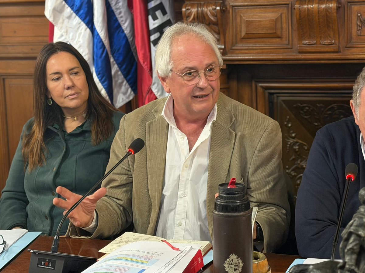 PNACIONAL's tweet photo. DIRECTORIO DEL PARTIDO NACIONAL SESIONÓ ESTE LUNES

El Directorio del Partido Nacional se reunió en Sesión Ordinaria este lunes, en la Casa del Partido.

Durante la instancia, se recibió al Dr. Rodolfo Saldain, quien informó sobre la situación previsional en el marco del “Diálogo Social”.

Asimismo, se consideró el informe de la Comisión de seguimiento sobre personas en situación de calle, con la participación del senador Martín Lema, diputada Fernanda Auersperg, Alcaldesa Matilde Antía y Edil Gabriel Cunha.

También se presentó el informe del Dr. Luis Calabria sobre cambios procedimentales en la JUTEP.
