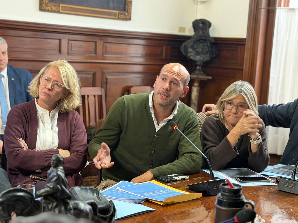 PNACIONAL's tweet photo. DIRECTORIO DEL PARTIDO NACIONAL SESIONÓ ESTE LUNES

El Directorio del Partido Nacional se reunió en Sesión Ordinaria este lunes, en la Casa del Partido.

Durante la instancia, se recibió al Dr. Rodolfo Saldain, quien informó sobre la situación previsional en el marco del “Diálogo Social”.

Asimismo, se consideró el informe de la Comisión de seguimiento sobre personas en situación de calle, con la participación del senador Martín Lema, diputada Fernanda Auersperg, Alcaldesa Matilde Antía y Edil Gabriel Cunha.

También se presentó el informe del Dr. Luis Calabria sobre cambios procedimentales en la JUTEP.