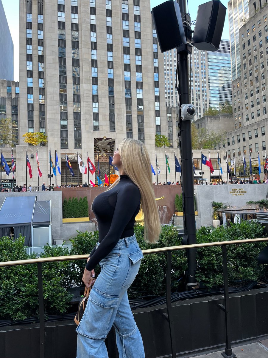 Monisexybae's tweet image. Oh look, the old man returns 😂
Still refusing to tell me where you live?
Fine, keep playing hard to find…
but don’t cry when I show up and put you in ‘custody’ myself 😌😂
#old #love #beauty