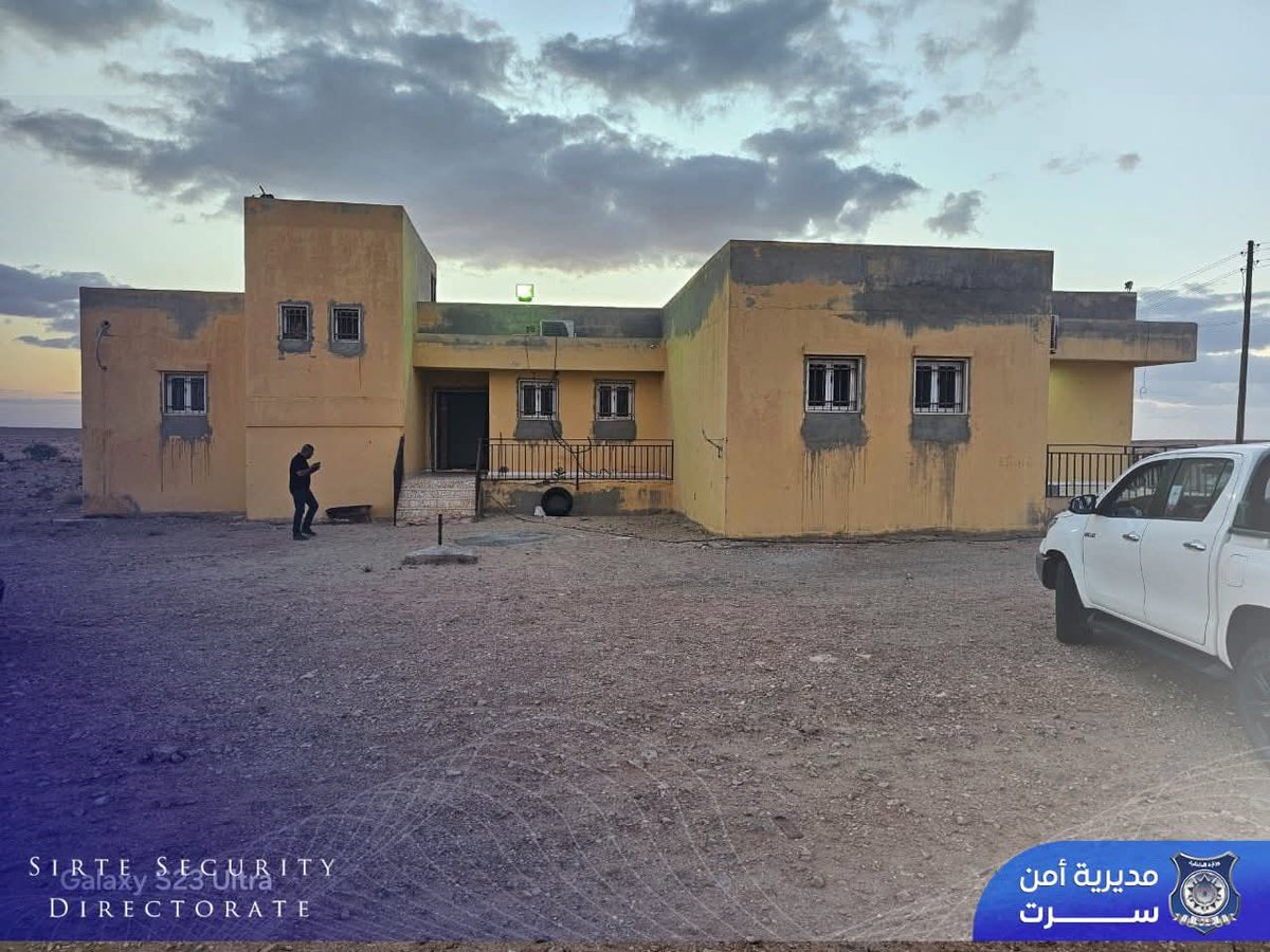 rgowans's tweet image. #Libya 04.05.26 - Police acting on intel. report conducted raid on human smuggling site south of Sirte. During op police apprehended 95 undocumented #migrants of Bangladeshi nationality and 1 Sudanese national. All transferred to Sirte Security Directorate for legal action.