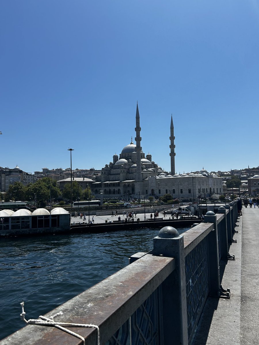 öznur tweet media