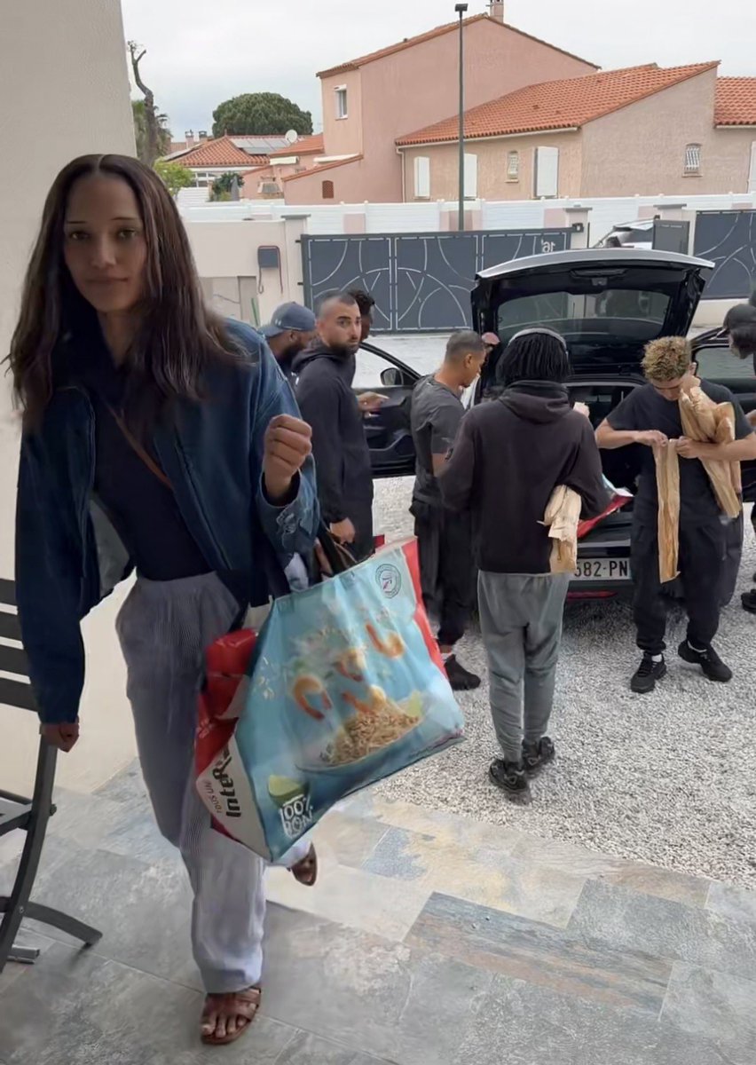 SolerCamelia's tweet photo. #nasdas elle c’est vraiment la crackhead qu’elle pense être on parle beaucoup de mouna mais je la met au même niveau sah https://t.co/SOUHjnn0cf
