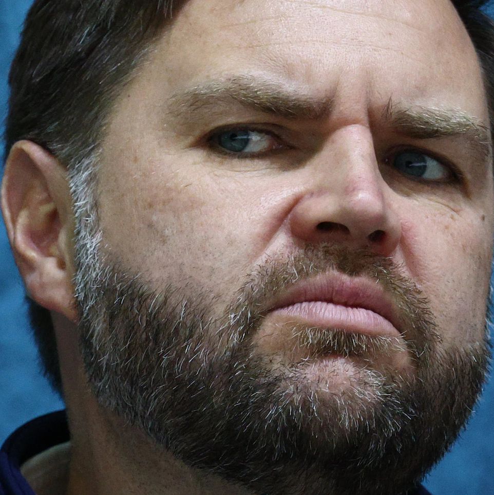HQNewsNow's tweet photo. New polling data reveals JD Vance's approval rating has fallen to a new low of just 35%.

This comes amid Trump's own popularity falling to historic lows. https://t.co/khE6N8vMcw
