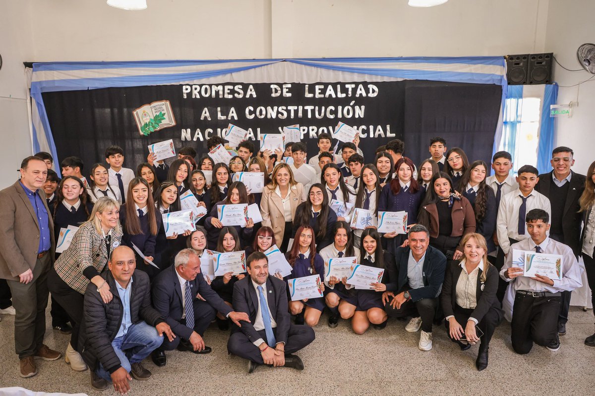 TeresitaMadera's tweet photo. En Milagro y Catuna acompañamos a nuestros chicos y chicas de 3° año en la Promesa de Lealtad a la Constitución Nacional y Provincial. Fue un momento muy emotivo, donde cada uno asumió un compromiso real con la democracia, con los derechos y con el respeto por los demás.

Creo profundamente que estos actos nos recuerdan que la ciudadanía se construye todos los días. A ustedes, jóvenes, gracias por dar este paso tan importante: el futuro también se escribe con su compromiso!