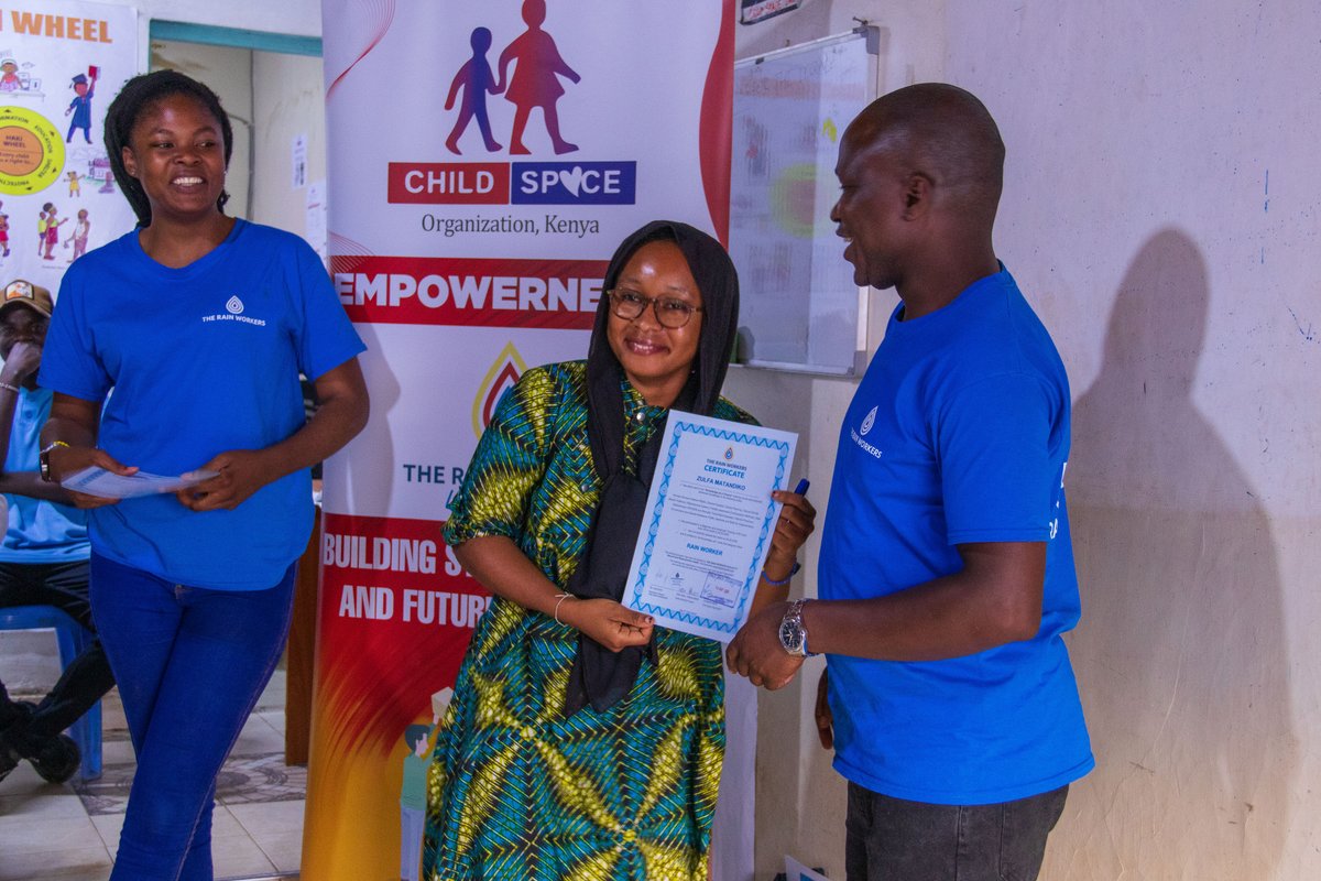 ChildSpace1's tweet photo. 𝐇𝐮𝐫𝐫𝐚𝐲! 
𝐓𝐨𝐝𝐚𝐲 𝐦𝐚𝐫𝐤𝐬 𝐭𝐡𝐞 𝐠𝐫𝐚𝐧𝐝 𝐟𝐢𝐧𝐚𝐥𝐞 𝐨𝐟 𝐭𝐡𝐞 𝐑𝐚𝐢𝐧 𝐖𝐨𝐫𝐤𝐞𝐫𝐬 𝐀𝐝𝐯𝐚𝐧𝐜𝐞 𝐓𝐫𝐚𝐢𝐧𝐢𝐧𝐠 𝐚𝐭 @ChildSpace1!
We’re filled with excitement as we celebrate a remarkable group of 𝐧𝐞𝐰𝐥𝐲 𝐂𝐞𝐫𝐭𝐢𝐟𝐢𝐞𝐝 𝐑𝐚𝐢𝐧 𝐖𝐨𝐫𝐤𝐞𝐫𝐬. https://t.co/FnUWr8v4pW
