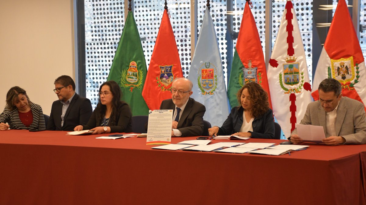 SenadoBolivia's tweet image. |⚽#Bolivia ya tiene equipo para el Street Child World Cup 2026.
El #Senado, junto a la #FundaciónAlalay, presentó a las 10 adolescentes que representarán al país en México.
Llegan tras meses de formación en liderazgo, desarrollo personal y fútbol, listas para competir.