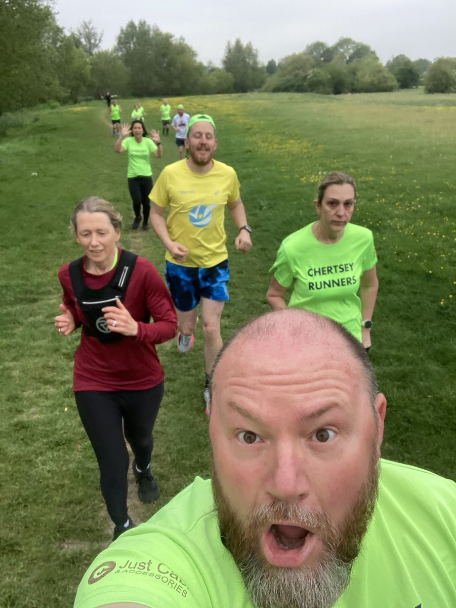 ChertseyRunners's tweet photo. Tremendous bank holiday run this morning along the towpath from #Chertsey to #Shepperton with the #ChertseyRunners all in the name of training for the #Staines10k next Sunday. https://t.co/qcIPwT18VR