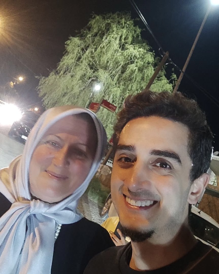 siyahsancakx's tweet photo. 🔵 Çatalca Binkılıç muhtarı, düğün için köylerine gelen Ruhi Çenet ile selfie yaptı:

“Bu gece Kubilay Gülşen evladımızın düğününe, gelin hanımın akrabası olan dış memlekette ekstrem belgeseller çeken Ruhi Çenet misafir oldu. 35 yaşındaki genç ve ünlü belgesel yapımcısı ile tanışıp hoş sohbet ettik. 18 milyon takipçisi olan Ruhi Çenet’e başarılar diliyorum. 🤲”