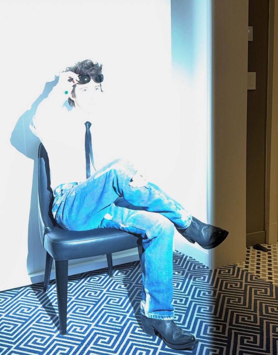 Troye teasing his attendance at the Met Gala 🖤

“Good evening new york city let’s get it”