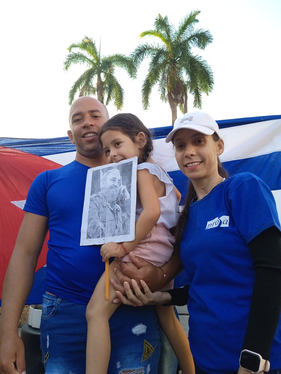 prosacuba's tweet photo. Familia #PROSA en #1DeMayo desfilar es más que tradición, es celebración en Familia 📷

#IndustriasCuba
#GenteQueLePoneElAlma
#MatancerosEnVictoria https://t.co/x2UNagEGC5