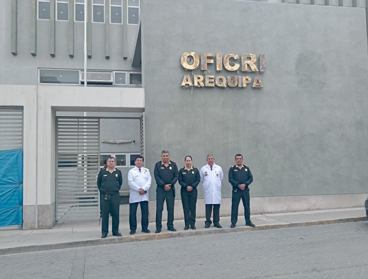 DIRCRIPNP's tweet photo. La Dirección de Criminalística fortalece su capacidad operativa en Arequipa.

El Gral. Carlos Vargas Mormontoy sostuvo reuniones con el Gobierno Regional para viabilizar el equipamiento del nuevo laboratorio de criminalística, próximo a inaugurarse.

#Criminalística #PNP https://t.co/608Y76rGeX