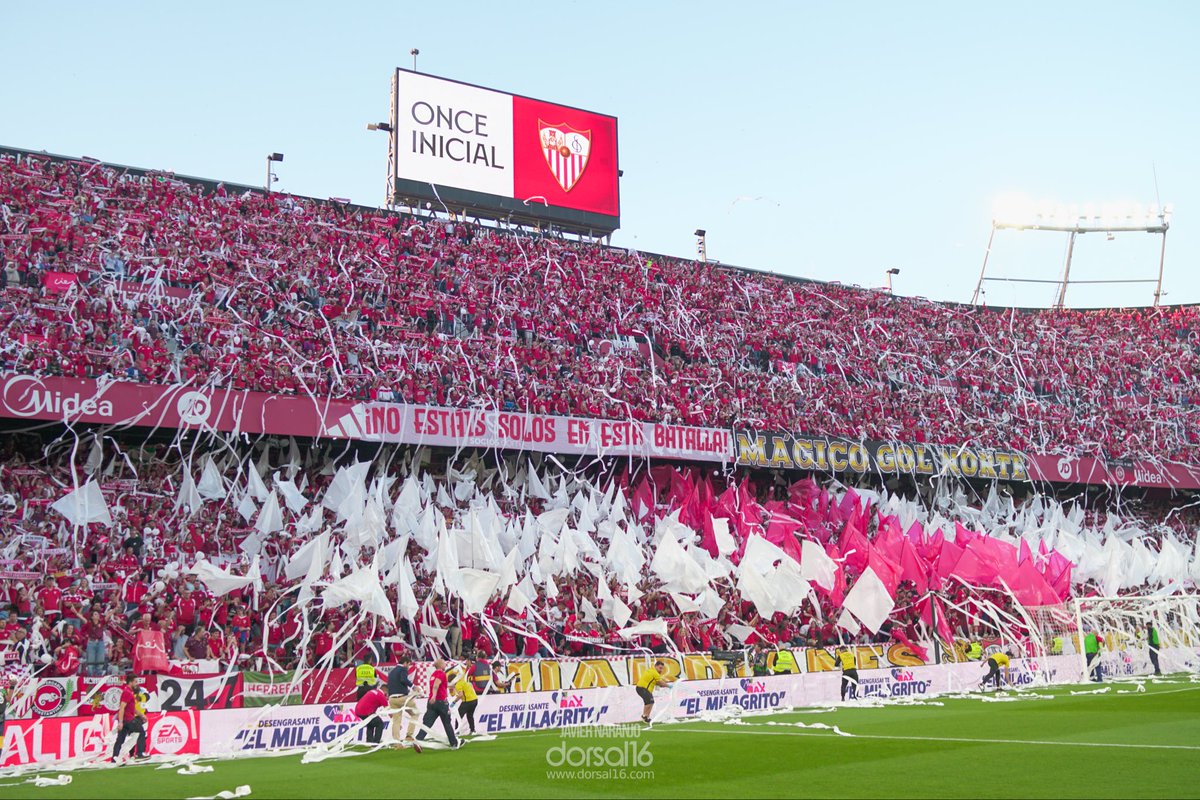 dorsal16_'s tweet image. 🔴𝓣𝓞𝓓𝓞 𝓐𝓛 𝓡𝓞𝓙𝓞

👏Nervión se tiñe de rojo con un ambiente espectacular para el Sevilla FC - Real Sociedad. Banderas y rollos de papel al viento para una noche vital. 

📸 @mmendozafoto @JavierNFotos 

#SevillaFC #LaLiga #Dorsal16 #SevillaRealSociedad