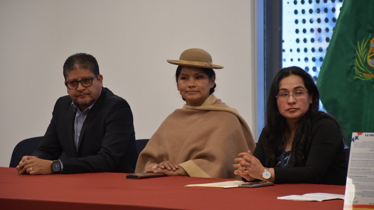 SenadoBolivia's tweet image. |⚽#Bolivia ya tiene equipo para el Street Child World Cup 2026.
El #Senado, junto a la #FundaciónAlalay, presentó a las 10 adolescentes que representarán al país en México.
Llegan tras meses de formación en liderazgo, desarrollo personal y fútbol, listas para competir.