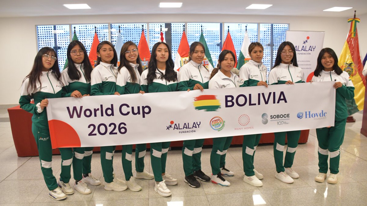 SenadoBolivia's tweet image. |⚽#Bolivia ya tiene equipo para el Street Child World Cup 2026.
El #Senado, junto a la #FundaciónAlalay, presentó a las 10 adolescentes que representarán al país en México.
Llegan tras meses de formación en liderazgo, desarrollo personal y fútbol, listas para competir.
