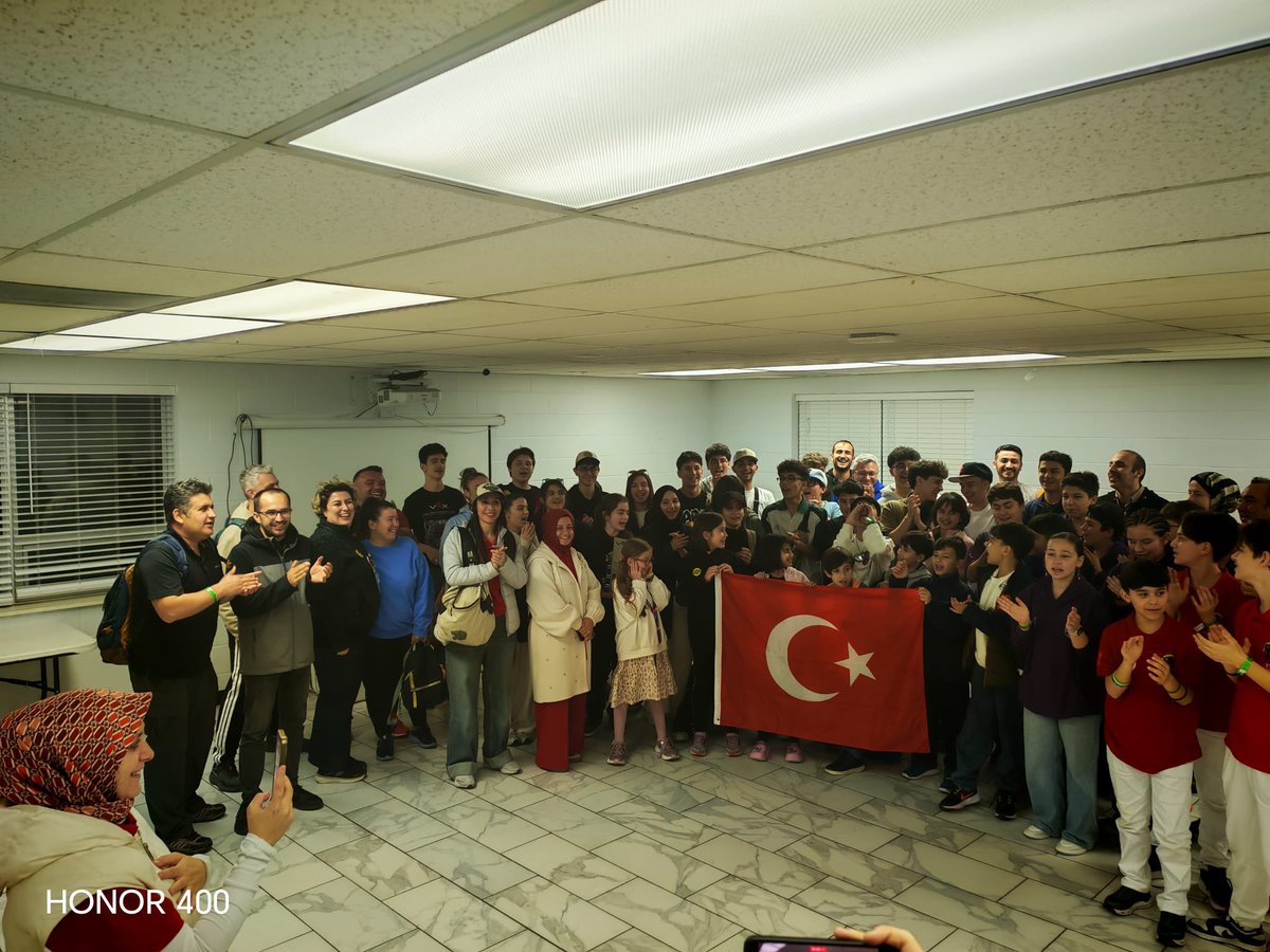 tarf_us's tweet photo. Öğrenciler, öğretmenler ve velilerle birlikte kılınan akşam namazının ardından TARF tarafından hazırlanan hediyeler öğrencilere sunuldu.

Program, hatıra fotoğrafları ve videoların çekilmesiyle sona erdi. Türk ekipleri, dualarla anavatana uğurlandı. https://t.co/anUC0BIgpF