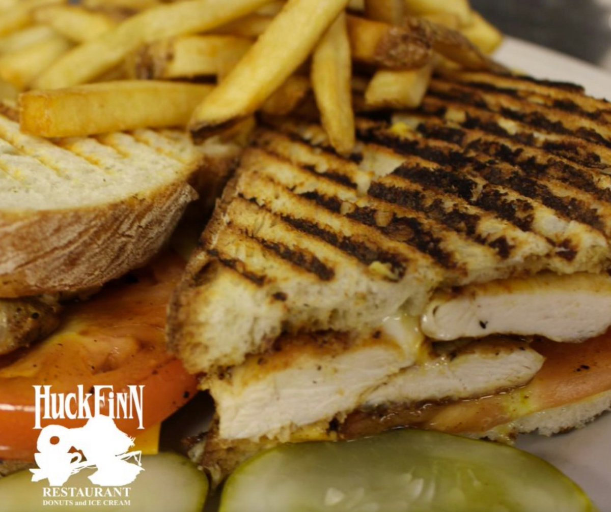 HFRestaurant's tweet image. Huck Finn offers a wonderful selection of Sandwiches order just the sandwich plain served with lettuce, tomato and pickle. Or make it a Platter served with french fries, garnish and cup of soup (when available)

#specialrequest #alwaysopen #diner #Chicago #OakLawnIL #donuts