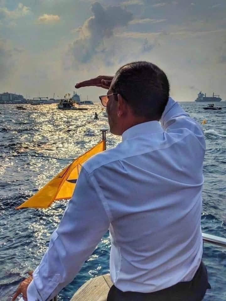 ދުއްވަންކެރޭނެ ކިތަންމެ ފަދަޔަސް،އޮޔާވަޔަރްނުބަލާ،
ބޯމަތިން ރާޅުނެގިޔަސް،ދެގޮތެންނުވާ މިއި ފިސާރިވެރިއެއް

ކެރިގެންނިކުމެއެހެރީ ދިވެހީންއެދޭ ހެޔޮބަދަލައްޓަކައި
#bodubadhal
#Anniforchair 
#reendhoolashkaru