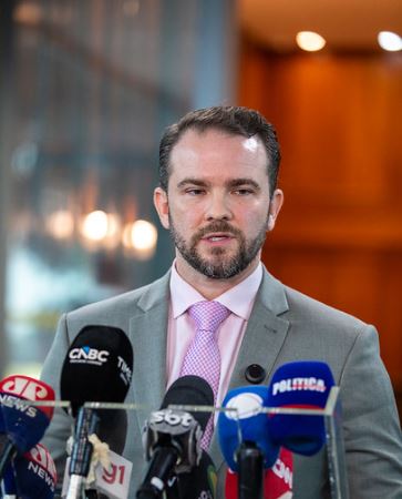 Sugiro fortemente que o Brasil assista o Roda Viva da TV Cultura que, hoje, às 22h, entrevista o Ministro da Fazenda, <a href="/DarioDurigan/">Dario Durigan</a>. Quem ouvi-lo terá a mesma certeza que tiveram <a href="/LulaOficial/">Lula</a> e <a href="/Haddad_Fernando/">Fernando Haddad</a>: Durigan é absolutamente qualificado para estar onde está.
