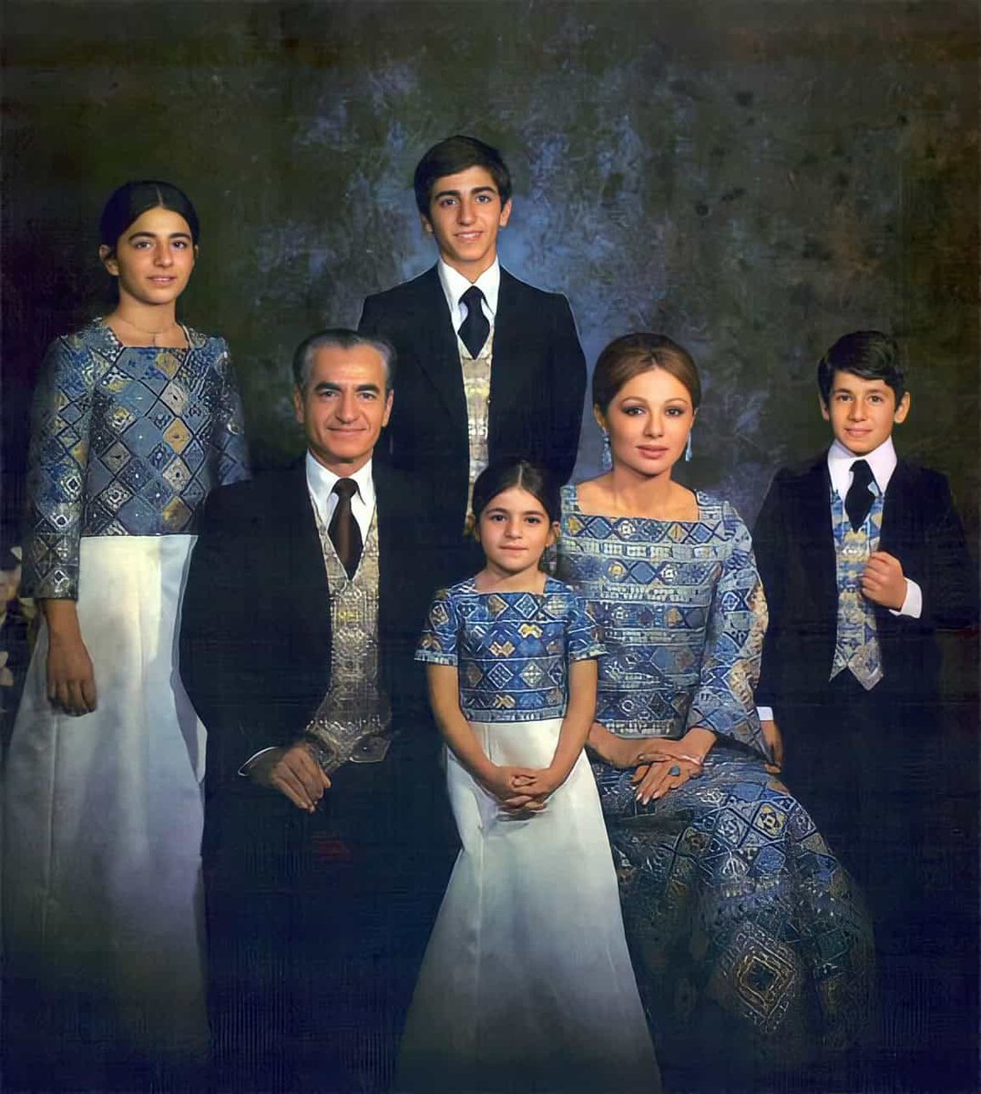 Sadegh_bab's tweet photo. مردم صدا میزنن رضا شاه روحت شاد ، 
میدونی چرا ؟ 
چون رضاشاه نماد سکولاریسم، ناسیونالیسم و مدرنیسم ایرانه.
شاهزاده رضا پهلوی بهترین برگ برای تغییر رژیمه، 
چرا؟ 
اولا شیکه، 
اولا با این نسل یه مقدار هماهنگی داره
۱/
#KingRezaPahlavi‌ForIran https://t.co/nt7H7FWUK9