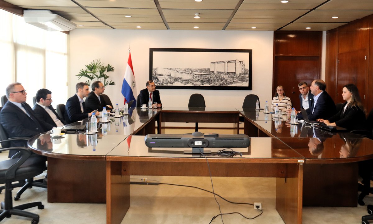 BCP_PY's tweet photo. Los MTD @Liacaba y Miguel Mora, junto con el equipo de Estudios Económicos del BCP, mantuvieron una reunión con representantes de la Asociación Rural del Paraguay @arp_py, en la que se analizó la evolución reciente de las principales variables macroeconómicas internacionales y locales, así como sus implicancias para el sector ganadero.