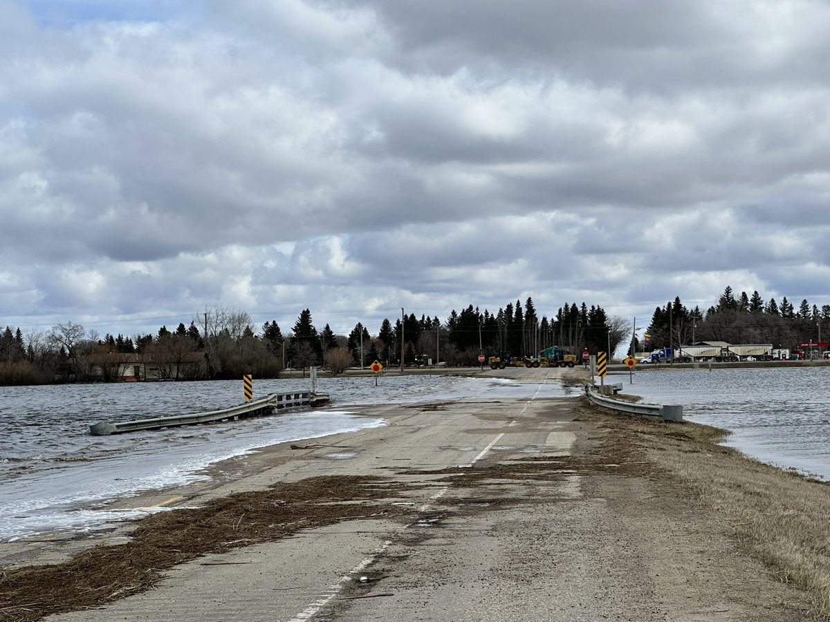 libby_gray9's tweet photo. Flooding on Hwy 5 just before Watson/Hwy 6 today. Part of the road is flooded/washed out. Debris showing where the floodwaters have been. High winds continuing to move water across the road @CKOMNews @CJMENews https://t.co/2fdjZyUEQj