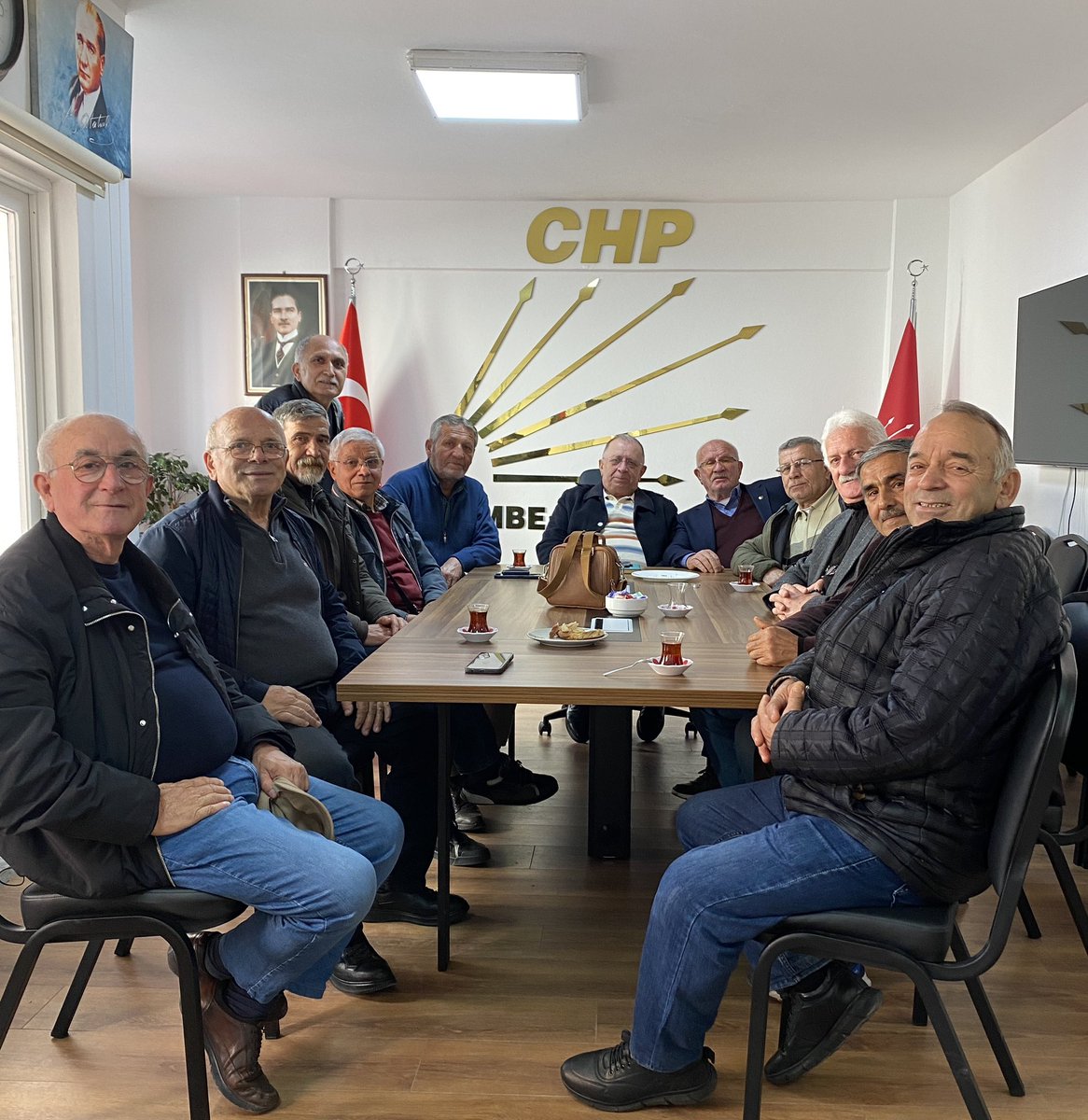 Cumhuriyet Halk Partisi Perşembe İlçe Başkanlığımızda klasik bir pazartesi günü…

Her zamanki gibi bir araya geldik; çaylarımızı yudumlarken memleket meselelerini konuştuk, fikirlerimizi paylaştık, ortak aklı büyüttük. Samimiyetin, dostluğun ve dayanışmanın hâkim olduğu bu