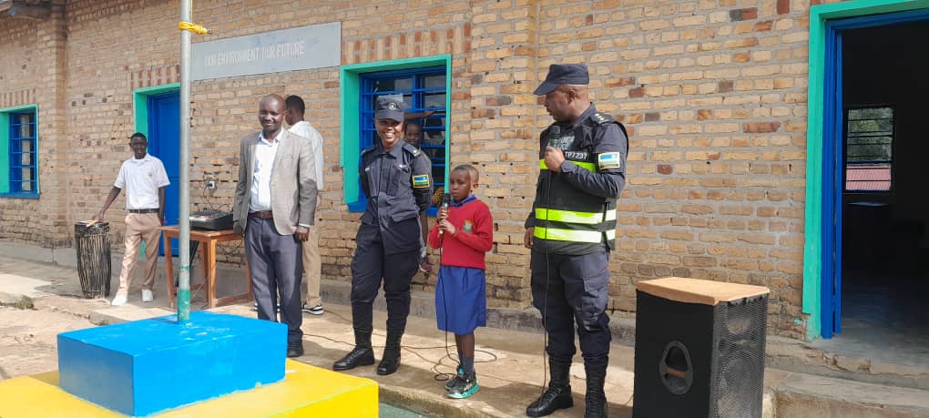 RuhangoDyvcp's tweet photo. Uyu munsi  DPU Ruhango kubufatanye na @RwandaYouthVol1
 mu karere Ka  @RuhangoDistrict
 Bakoze  ubukangurambaga bwo kurwanya no gukumira
🔹Ibyaha
🔹Impanuka zo mu muhanda mu mashuri muri gahunda ya #GerayoAmahoro 
@Rwandapolice  
@RuhangoDyvcp 
@valencesh 
@Nsaziyeprosper https://t.co/b9db1SW6HW