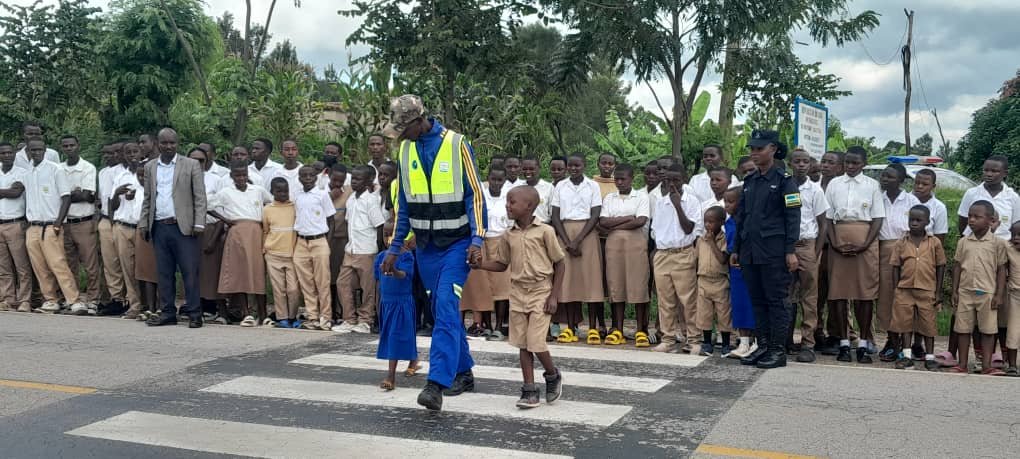 RuhangoDyvcp's tweet photo. Uyu munsi  DPU Ruhango kubufatanye na @RwandaYouthVol1
 mu karere Ka  @RuhangoDistrict
 Bakoze  ubukangurambaga bwo kurwanya no gukumira
🔹Ibyaha
🔹Impanuka zo mu muhanda mu mashuri muri gahunda ya #GerayoAmahoro 
@Rwandapolice  
@RuhangoDyvcp 
@valencesh 
@Nsaziyeprosper https://t.co/b9db1SW6HW