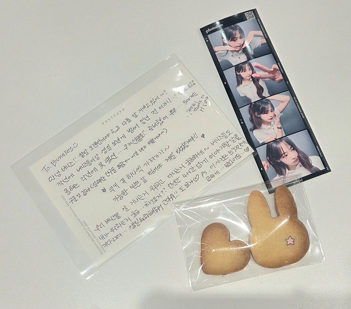 pannchoa's tweet photo. NewJeans' Minji seen leaving letters and cookies at a fan-made birthday cafe event
https://t.co/5hVdGOqs54 https://t.co/vyjuHMX7ba