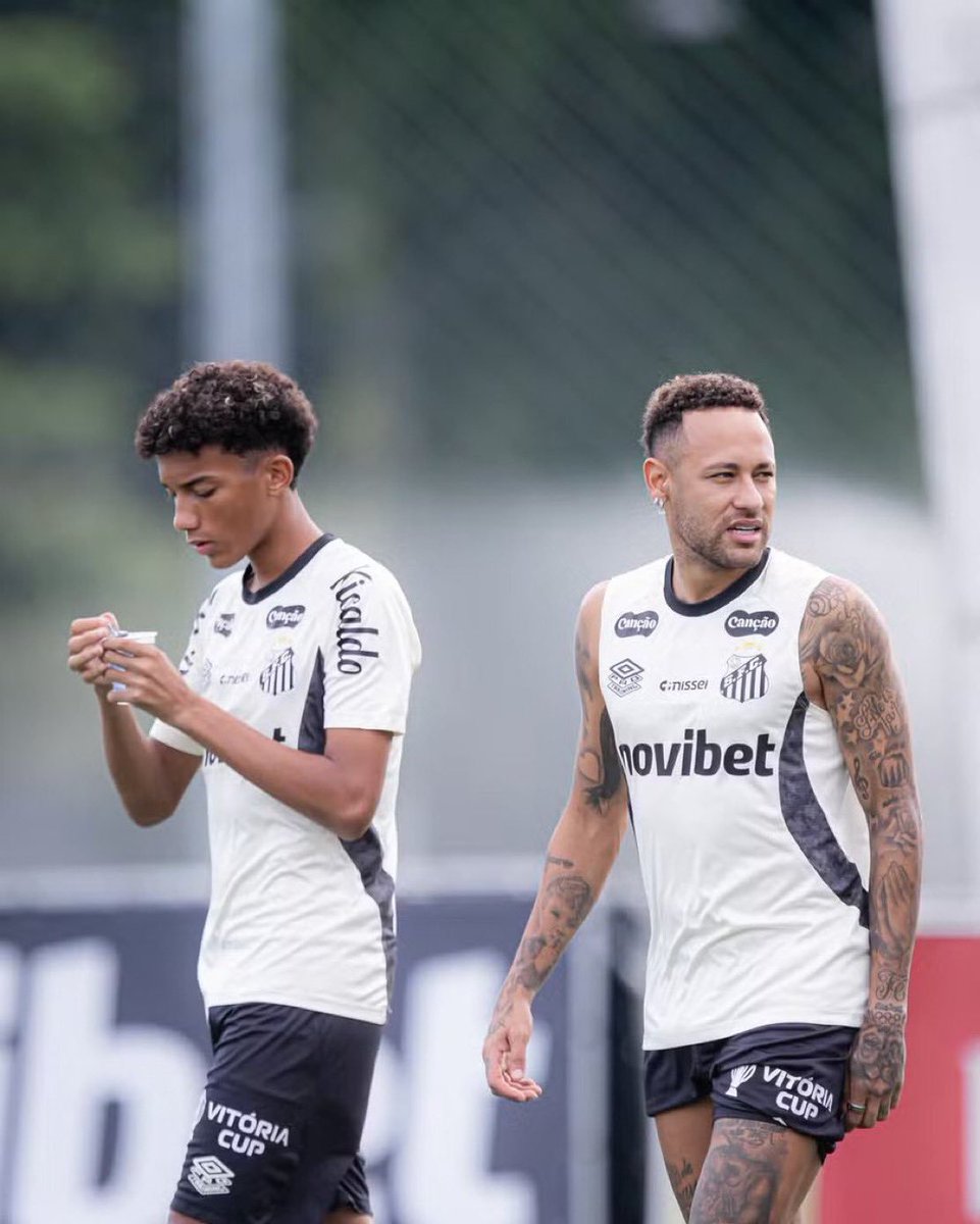 _BeFootball's tweet photo. 🚨 La défense de Robinho Jr demande que Santos prenne 𝟰 𝗠𝗘𝗦𝗨𝗥𝗘𝗦 concernant l'agression venant de Neymar :

→ Une enquête interne pour enquêter sur l'incident 🥊

→ La fourniture des images de l'entraînement 📽️

→ Une déclaration du club sur les mesures prises 📰

→ Une réunion pour discuter d'une éventuelle résiliation de contrat 🔓

(@geglobo)