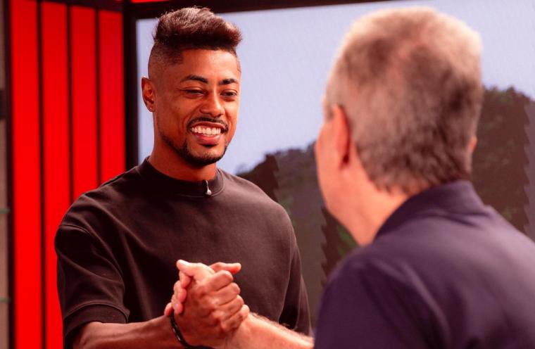 Bruno Henrique renova contrato com o Flamengo até o fim de 2027.

Atacante assina novo vínculo no CT George Helal ao lado da família e segue como uma das referências técnicas do elenco.