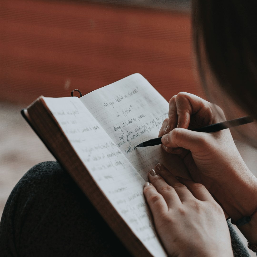 Ayarahee's tweet image. people who still write things down on paper aren't resisting technology — they're preserving a thinking process of their the mind.
#Writing
#Technology
#AI