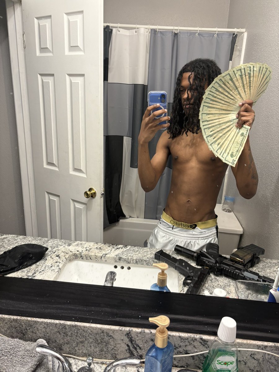 DeeMoney tweet media