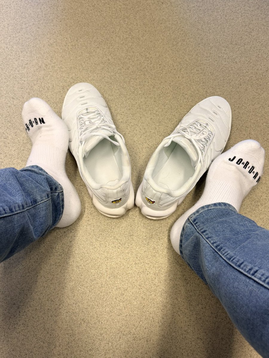 kiffsockspl's tweet photo. Smelly Jordan socks afer all day in white TNs 🥵🔥 Full video on my OF https://t.co/Qbh4NR63OI #smellysocks #jordansocks #socksworship #socksfetish #malefeet #foot #feet #cashmaster #findom #cashpigs #drainingwallet #humanATM #onlyfansgay #rt #onlyfans #payingpigs #cashslaves https://t.co/zFz7rLdCmK