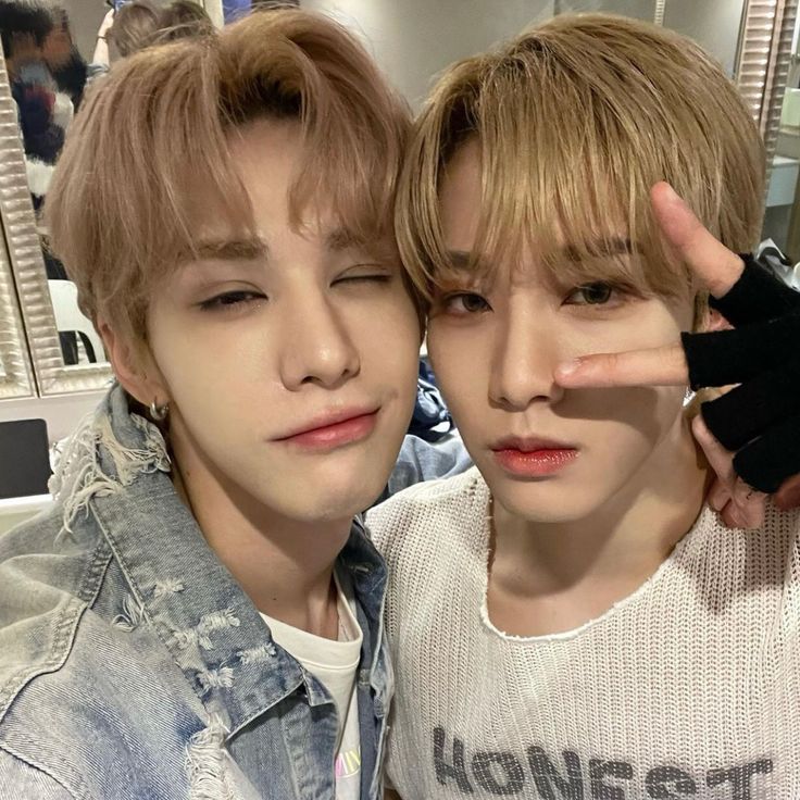 ahyeonbite's tweet photo. Aku tuh masih ngga EXPECT mereka semua debut bareng 😭 GOD... I love them so much. https://t.co/Mp3ed1Yrhz