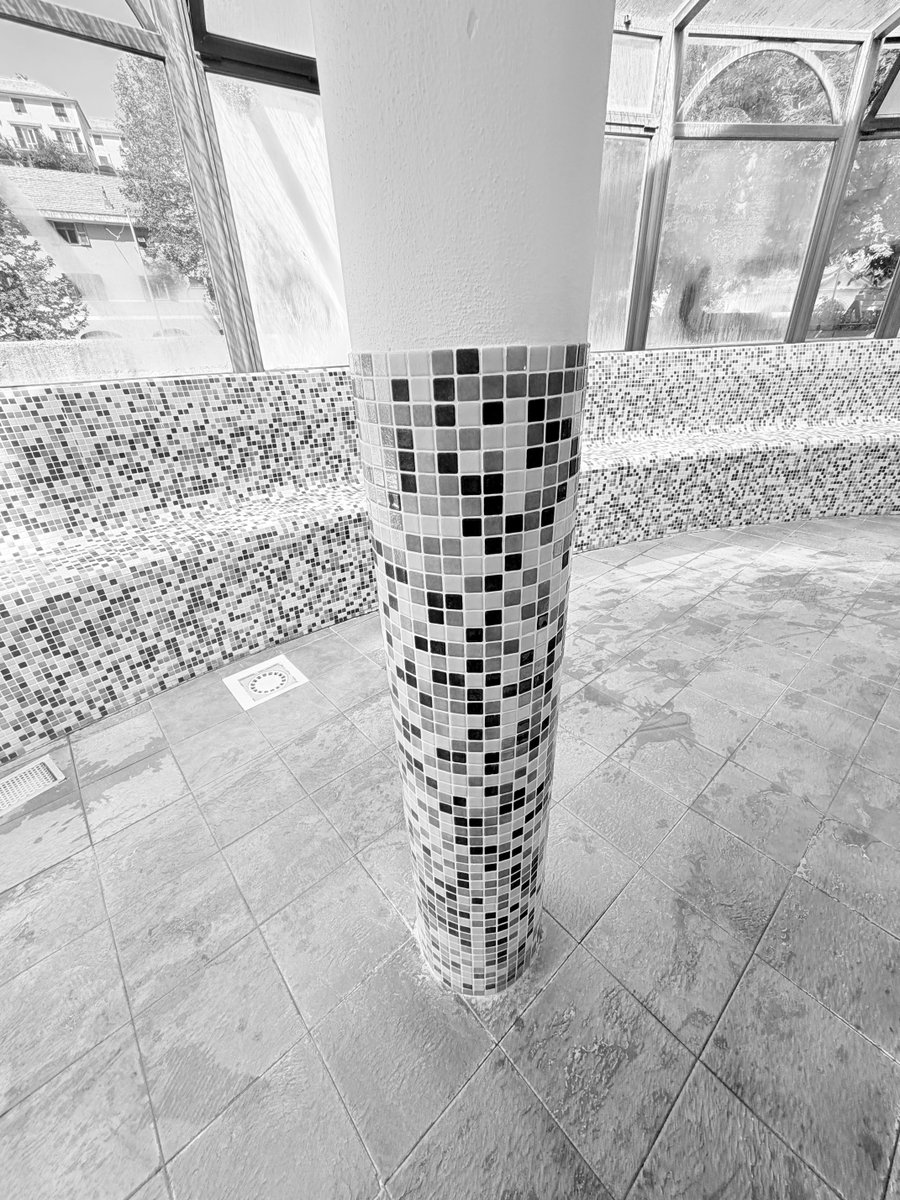 Alonein43672278's tweet image. #photography #blackandwhite #column #tiles