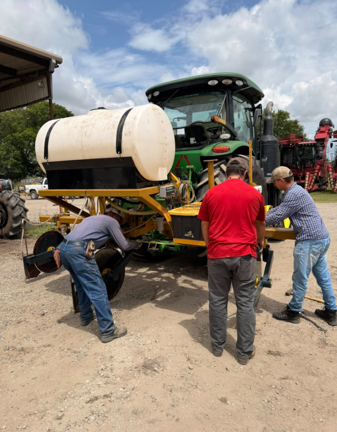 lsu_BMPs's tweet photo. Getting Variable Rate Technology (VRT) set up in the field! Adjusting inputs for individual farms lets us take a fine-tuned approach to various field applications.

#lsuagcenter #louisianaagriculture #agresearch #SoilScience #soil #fertilizerapplication https://t.co/Q8IAVJCVfr