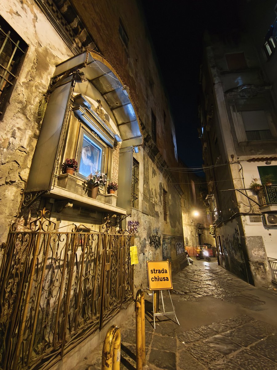UnaCertaCarmen's tweet image. Buonanotte!
Edicola votiva #Napoli