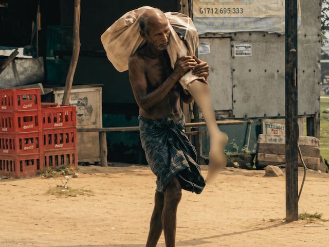 kaushal_pr43411's tweet photo. बैंकर का पत्र सोशल मीडिया के नाम

पिछले दिनों ओडिशा में जीतू मुंडा की बेबसी की खबर सोशल मीडिया पर छाई रही। ओडिशा के रहने वाले जीतू मुंडा को अपनी मृतक बहन के बैंक खाते में जमा लगभग उन्नीस हजार रुपए निकालने थे, और गरीबी, अज्ञानता तथा बेबसी का यह आलम था कि उन्हें बैंक खाते से पैसे निकालने के लिए अपनी मृतक बहन के शव को जमीन से निकालकर बोरे में भरकर बैंक जाना पड़ा।

यह पत्र उन तमाम सोशल मीडिया influencers के लिए है, जो बिना तथ्य जाने और बिना मामले की सच्चाई समझे, देश की जनता की भावनाओं का उपयोग अपने सोशल मीडिया अकाउंट पर अधिक से अधिक रीच पाने और पैसे कमाने के लिए करते हैं, तथा इस प्रकरण में बैंक कर्मियों को दोषी ठहराते हैं। यह पत्र उन शिक्षा-व्यापारियों के लिए भी है, जो सोशल मीडिया पर बड़े-बड़े शैक्षणिक संस्थान चलाते हैं और स्वयं को शिक्षक बताते हैं, लेकिन भारतीय रिजर्व बैंक के मूल नियमों की समझ तक नहीं रखते।

मैं इस पत्र के माध्यम से आप सभी को बताना चाहता हूँ कि भारत में बैंक भारतीय रिजर्व बैंक के बनाए नियमों के आधार पर कार्य करते हैं। किसी बैंक खाते में जमा धनराशि को केवल वही व्यक्ति निकाल सकता है, जिसका वह खाता है। खाताधारक की मृत्यु के बाद वह पैसा नॉमिनी निकाल सकता है, किन्तु खाते में नॉमिनी दर्ज होना आवश्यक है। यदि खाते में नॉमिनी दर्ज नहीं है, तो मृतक खाताधारक के कानूनी वारिसों द्वारा उस धनराशि को प्राप्त करने के लिए दावा प्रस्तुत किया जाता है। इसकी प्रक्रिया भी भारतीय रिजर्व बैंक द्वारा निर्धारित की गई है।

जीतू मुंडा के मामले में, उनकी बहन के खाते में जमा पैसे या तो उनकी बहन स्वयं निकाल सकती थीं, जो कि अब जीवित नहीं थीं, या फिर खाते में दर्ज नॉमिनी निकाल सकता था, जो कि उनके भाई थे और वे भी अब जीवित नहीं थे। ऐसी स्थिति में बैंक कर्मचारी चाहकर भी नियमों के विरुद्ध भुगतान नहीं कर सकते, क्योंकि ऐसा करने से भारतीय रिजर्व बैंक के नियमों का उल्लंघन होता।

अब उनकी बहन के खाते में जमा धनराशि को निकालने का एक ही रास्ता बचा था—मृतक दावा प्रस्तुत करना। इसके लिए मृत्यु प्रमाण पत्र और वारिस प्रमाण पत्र आवश्यक होते हैं। बैंक ने भी मृतक दावा प्रस्तुत करने के लिए कहा, लेकिन जीतू मुंडा अपनी बहन की कब्र खोदकर कंकाल उठा लाए।

अब आप बताइए कि अमानवीय कार्य किसने किया? क्या किसी की कब्र खोदकर उसका कंकाल निकालना अमानवीय नहीं है? यदि जीतू मुंडा के पास अपनी बहन का मृत्यु प्रमाण पत्र नहीं था, तो इसमें बैंक की क्या गलती है?

क्या सोशल मीडिया पर जो भी भीड़ सही कहेगी, वही सही होगा? फिर कानून का राज कहाँ रहेगा? सोशल मीडिया पर स्वयं को बुद्धिजीवी कहने वाले लोग इस प्रकरण में बैंक कर्मियों पर कार्यवाही की मांग कर रहे हैं। कुछ लोग यह भी कह रहे हैं कि बैंक कर्मियों ने मृत्यु प्रमाण पत्र बनवाने में सहयोग नहीं किया। मैं उनसे पूछना चाहता हूँ कि क्या अन्य विभागों का काम भी बैंक से करवाया जाएगा?

मैं सभी सोशल मीडिया पर कंटेंट बनाने वाले लोगों से यही कहना चाहता हूँ कि यदि आपको रीच चाहिए, तो कुछ रचनात्मक बनाइए जिससे लोगों का ज्ञान बढ़े। बिना किसी गलती के किसी बैंक कर्मी को बलि का बकरा न बनाइए।

जीतू मुंडा का यह प्रकरण पूरे भारतीय राजनीतिक और प्रशासनिक व्यवस्था की असफलता है, बैंकिंग सिस्टम की नहीं।

प्रवीण कौशल
@sanket
@PhysicswallahAP
@shubhankrmishra @Abhinav_Pan 
#documentsjarurihain