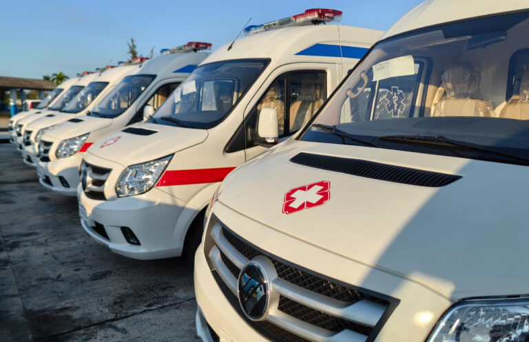 dpsholguin's tweet photo. 🚑 Nuevo lote de ambulancias en Cuba: Transimport y el Minsap coordinan su extracción, mientras Publicentro las rotula, incluyendo unidades eléctricas para el SIUM de La Habana. Avances en la revitalización de las urgencias médicas. #Cuba #Salud https://t.co/TaMLw8BjUr