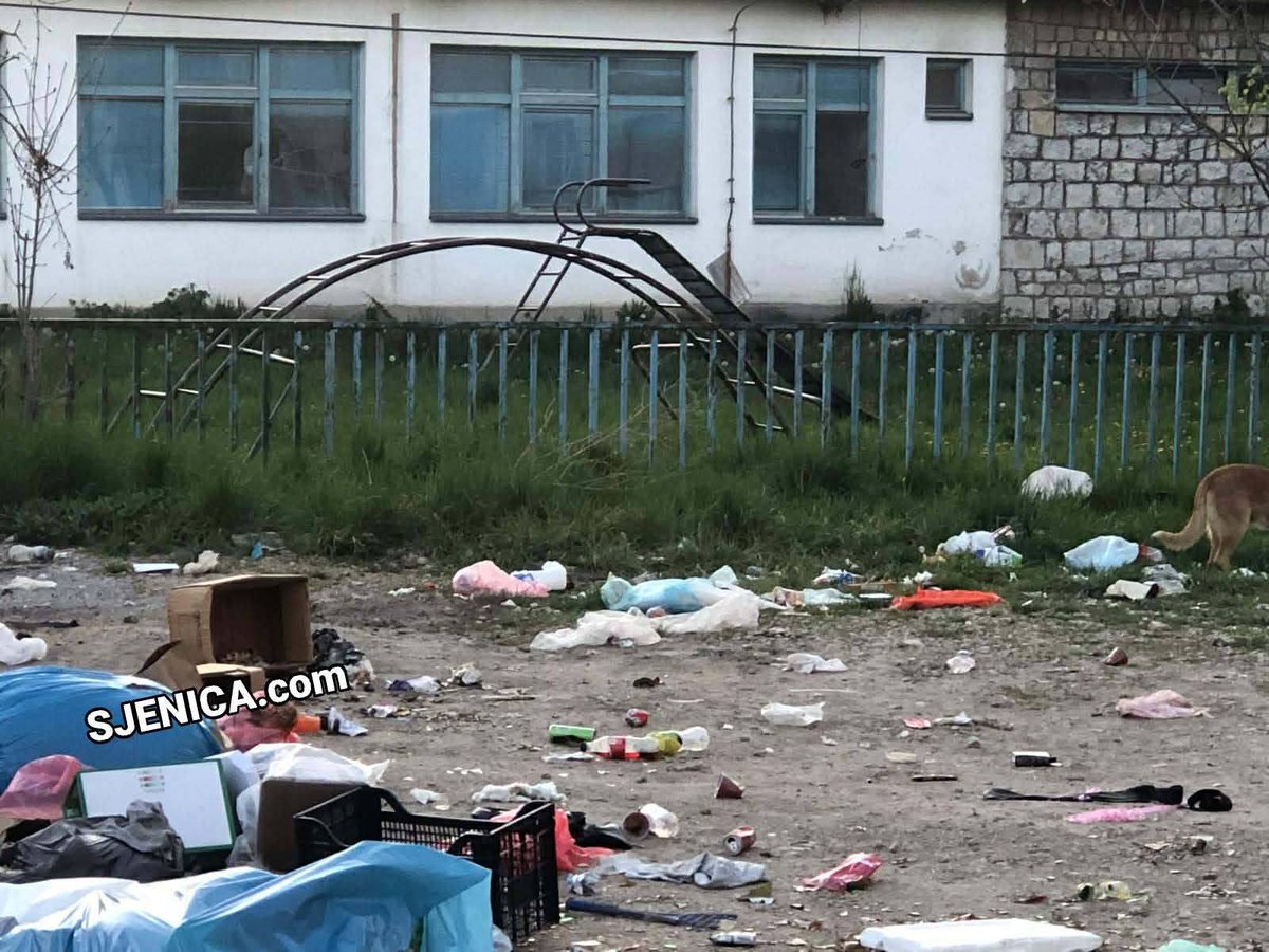 Sjenicacom's tweet photo. OBRATI PAŽNJU. PAŽNJA, PAŽNJA. Centar grada Sjenica! Pogodite đe? Prijeti nam zaraza, prolivi, povraćanja a izgleda i bijes gladnih životinja koja se vrzmaju tuda i samo je pitanje vremena kad će nas napasti jer su gladni a verovatno i zaraženi. 
👇🏼 https://t.co/wfGUnxtURI