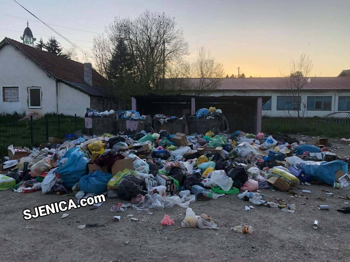 Sjenicacom's tweet photo. OBRATI PAŽNJU. PAŽNJA, PAŽNJA. Centar grada Sjenica! Pogodite đe? Prijeti nam zaraza, prolivi, povraćanja a izgleda i bijes gladnih životinja koja se vrzmaju tuda i samo je pitanje vremena kad će nas napasti jer su gladni a verovatno i zaraženi. 
👇🏼 https://t.co/wfGUnxtURI
