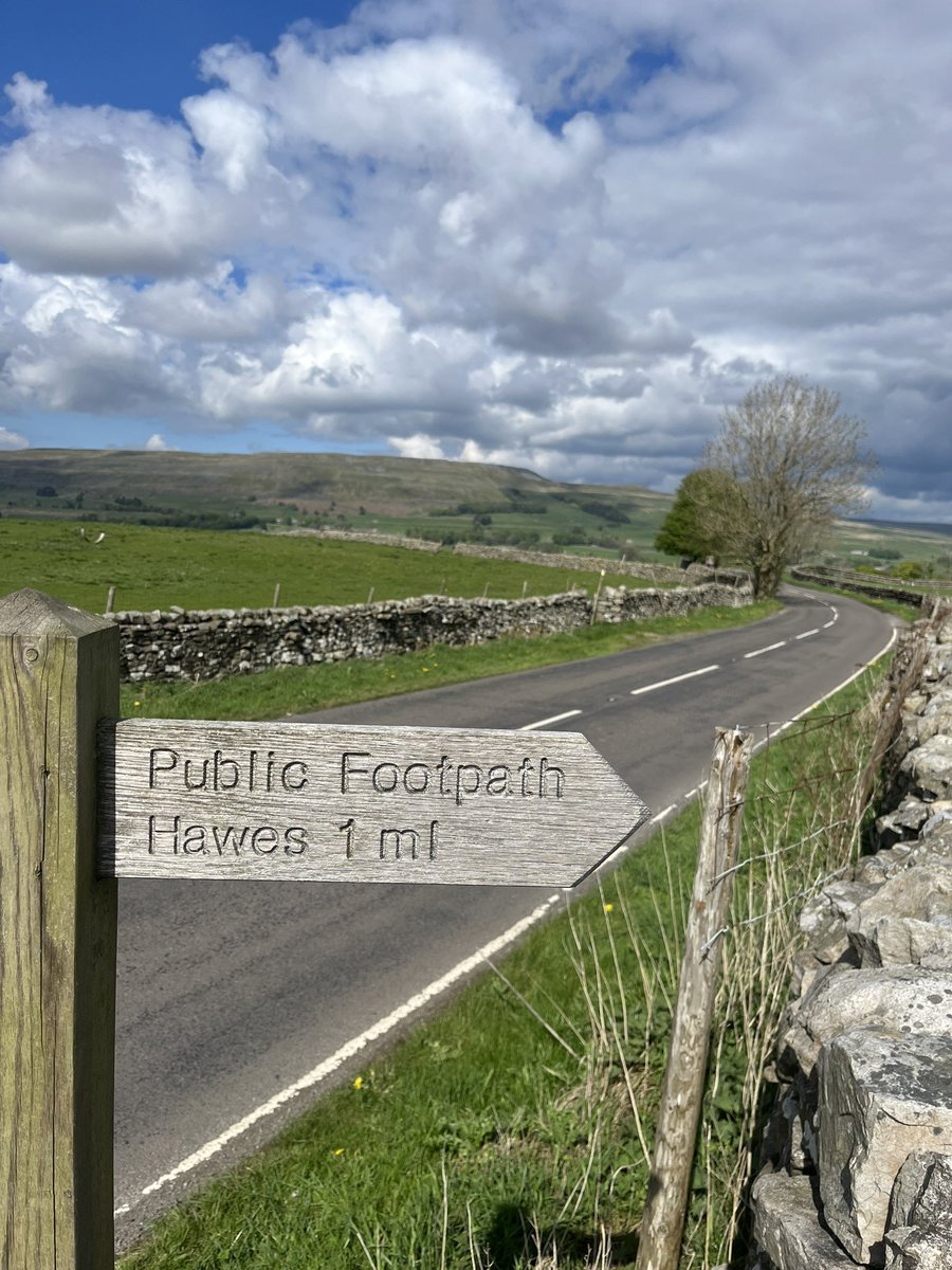 buswonker86's tweet photo. I finished my walk back at Hawes, at the Wensleydale Creamery where i tasted and bought a load of cheese! From outside I caught @DalesBus 875 back to Leeds and watched the sun set. https://t.co/mrIJehWs7t