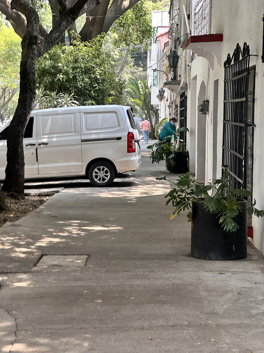 DanCuellar's tweet photo. @C5_CDMX @SSC_CDMX @UCS_GCDMX  ojo acá, vehículos invadiendo banqueta y mueble mostrenco. Patricio Sanz 211 entre Xola y Div. Del Norte. https://t.co/ENnK85g4Bn