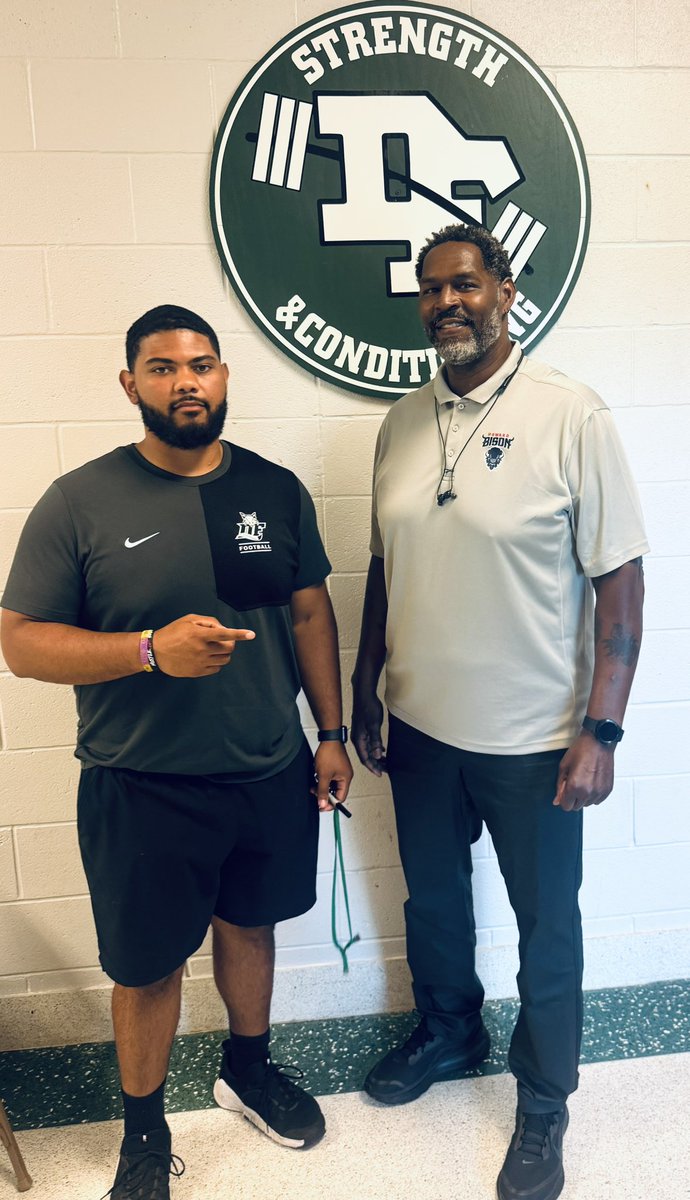RecruitDF_'s tweet image. Thank you @HUBISONFOOTBALL for stopping by the den! #DutchForkFootball #RecruitDF #TheStandard