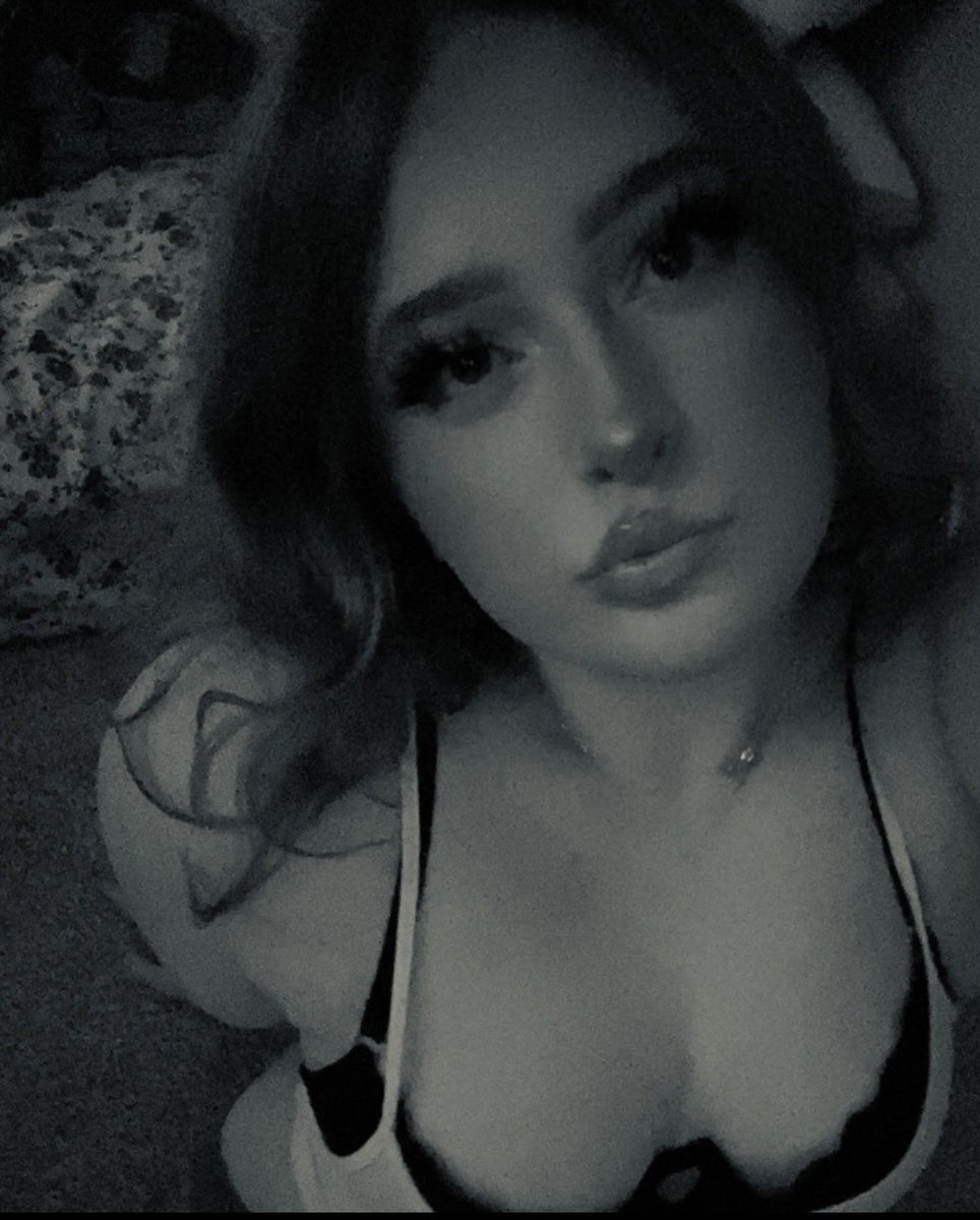 kittyyx83's tweet photo. tell me i’m pretty 🖤 #nsfwtwt https://t.co/0lnXXpNI1R