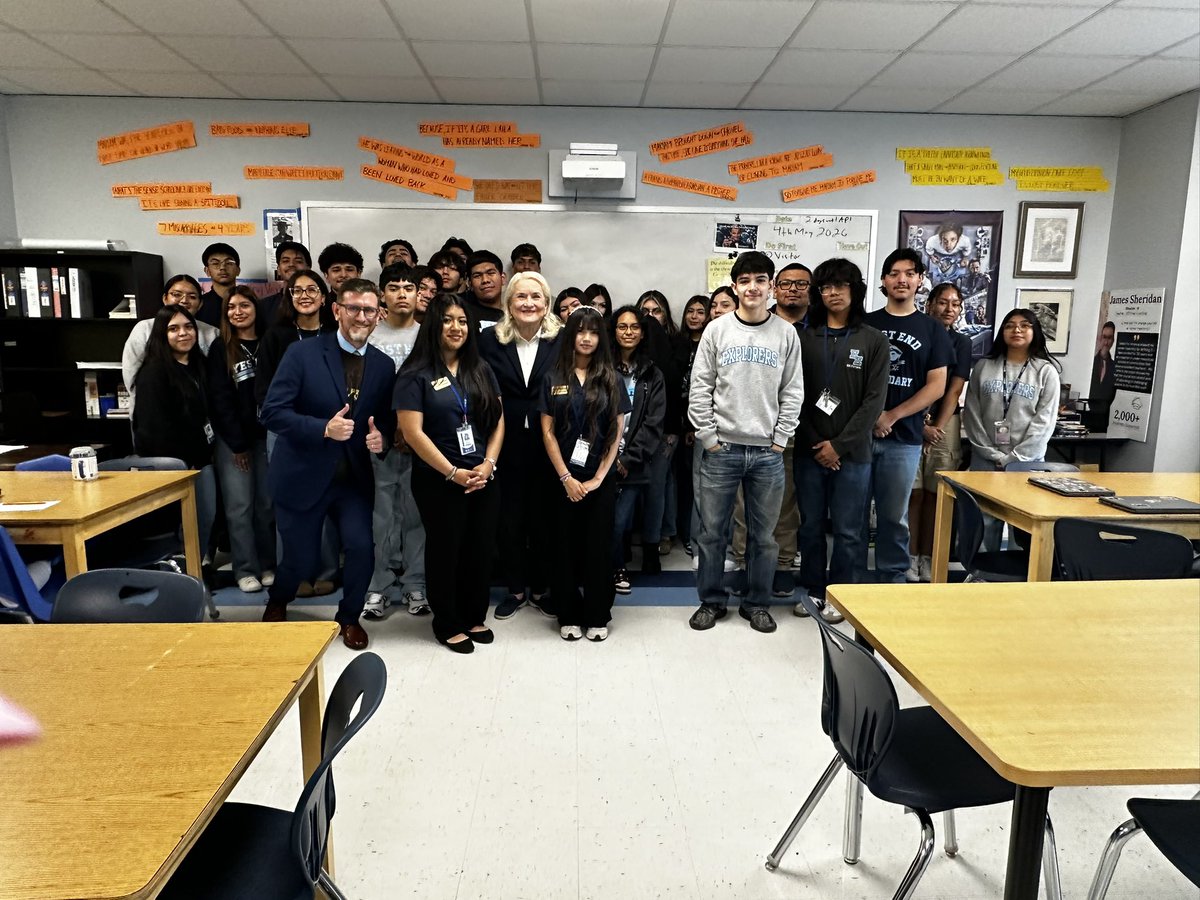RepSylviaGarcia's tweet photo. Great to meet with 11th graders at #YESPrep Schools today. Always inspiring to connect with the next generation of leaders and hear their ideas for the future. https://t.co/EpENsKZeOK
