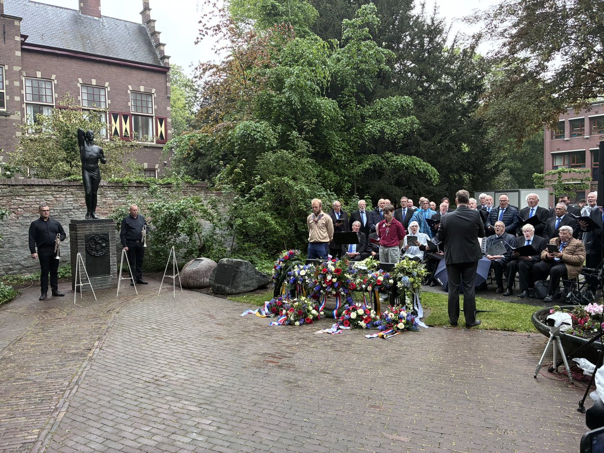 remcovvd's tweet photo. Grote opkomst bij de 4 mei 🇳🇱 #dodenherdenking in #Tiel met voordrachten, toespraken, muziek, zang en de omloop met kransleggingen bij de verschillende oorlogsmonumenten. https://t.co/QBsr0OwI6O