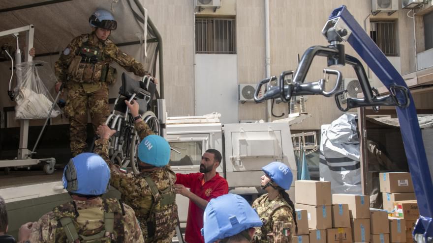 ItalyinLebanon's tweet image. In Tibnin, Italian 🇮🇹 peacekeepers delivered a comprehensive donation including medicines, hygiene kits, medical and hospital equipment, and food supplies to support displaced families.

In a coordinated effort alongside @UNIFIL_ peacekeepers from #Italy, Malaysia, and Spain,